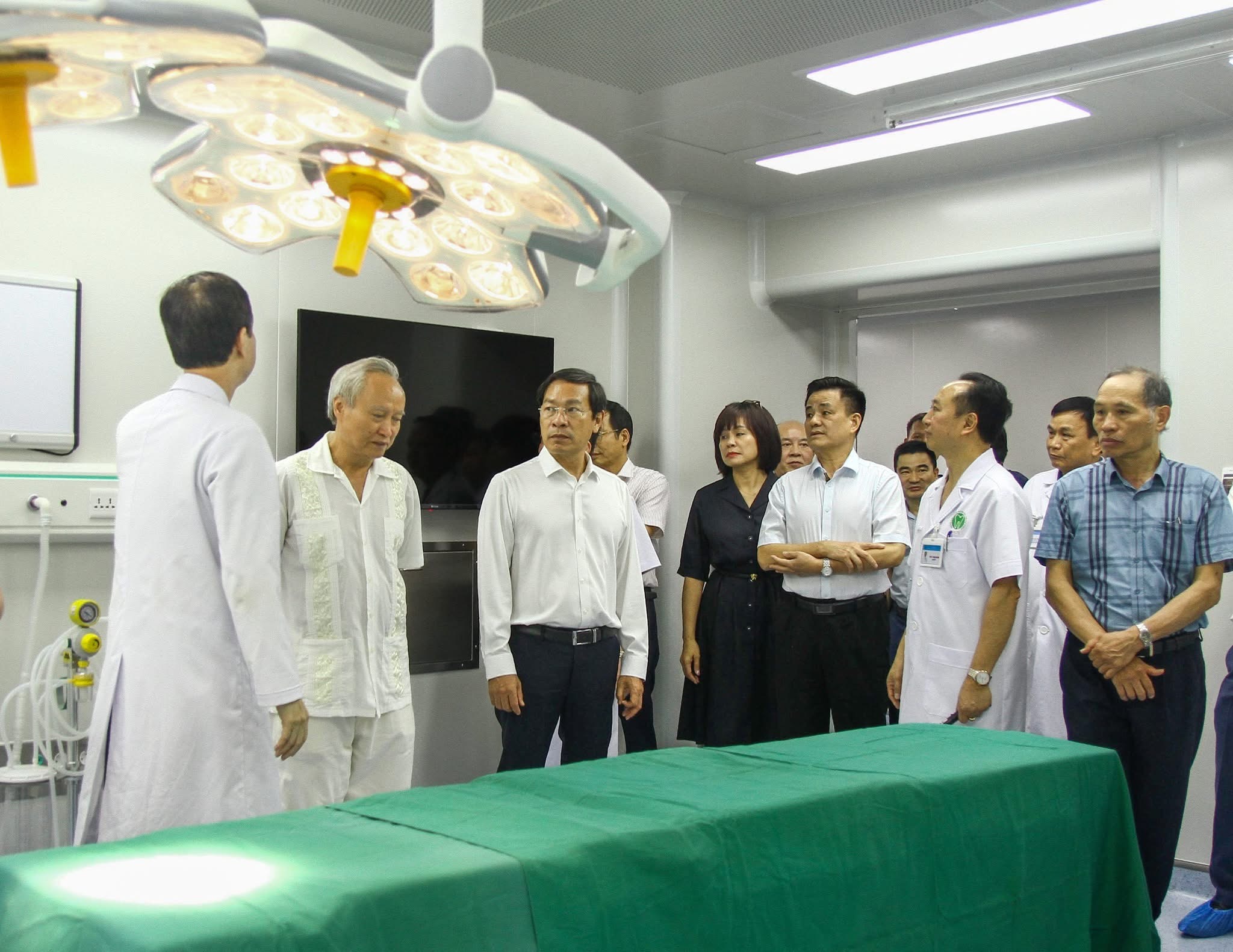 Phòng mổ được chứng nhận thử nghiệm đạt tiêu chuẩn ISO 14644-1:2015 với các thử nghiệm như: lưu lượng dòng khí đạt 48/40 lần, rỏ rỉ hệ thống lọc, nồng độ bụi, chênh lệch áp suất, nhiệt độ 20-24 oC - độ ẩm, độ ồn